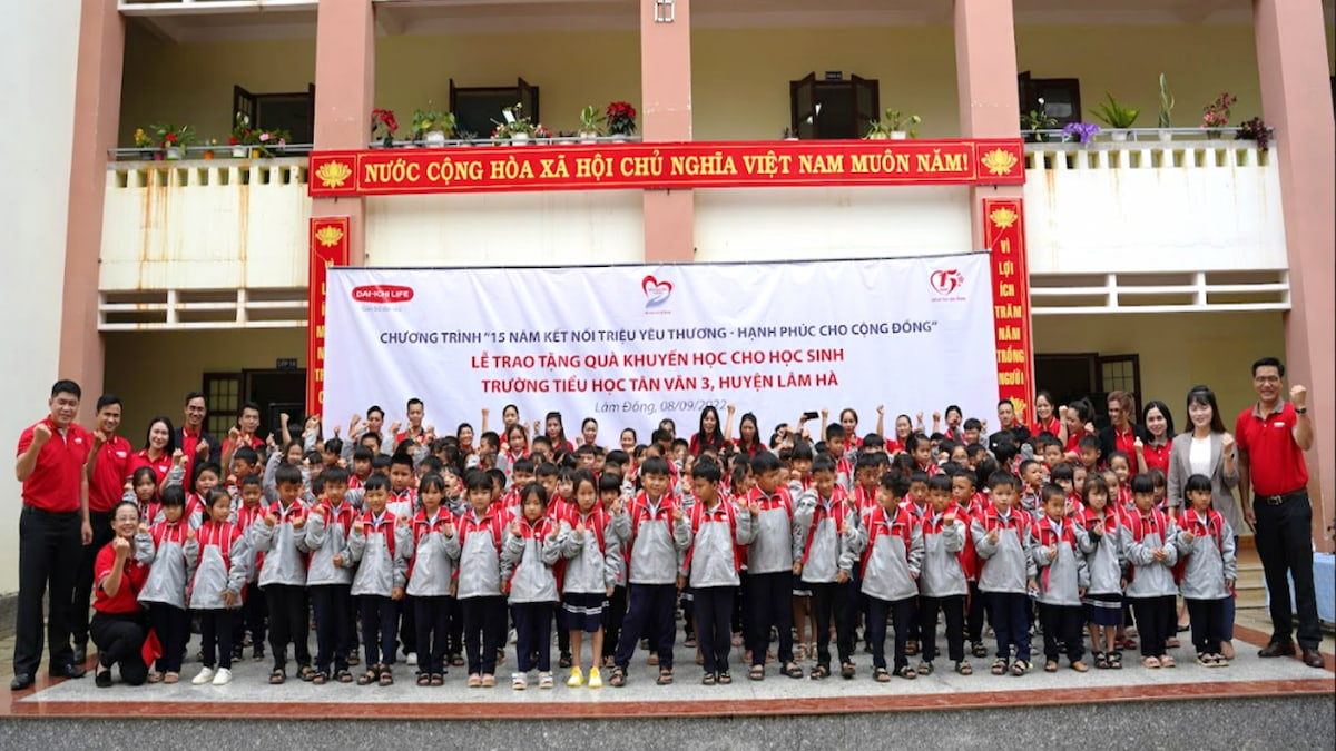 hanh-phuc-cho-cong-dong-lam-dong Đại diện Ban Giám đốc Dai-ichi Life Việt Nam đã đến thăm và trao tặng 150 phần quà khuyến học có tổng giá trị gần 105 triệu đồng cho các em học sinh trường Tiểu học Tân Văn 3, thôn Tân Lộc, xã Tân Văn, huyện Lâm Hà, tỉnh Lâm Đồng.